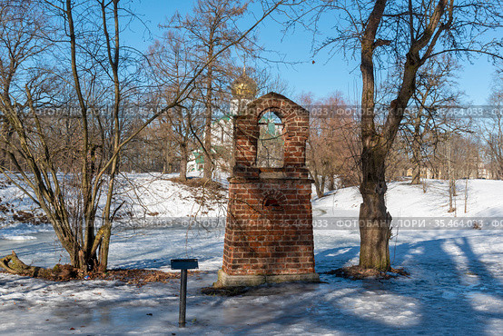 Остов старого фонаря в Фермерском (Александровском) парке. Город Пушкин, Санкт-Петербург (2021 год). Редакционное фото, фотограф Александр Щепин / Фотобанк Лори