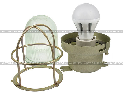 Осветительная лампа с защитным металлическим кожухом на белом фоне. A lighting lamp with a protective metal casing isolated over white background. Стоковое фото, фотограф Татьяна Д / Фотобанк Лори