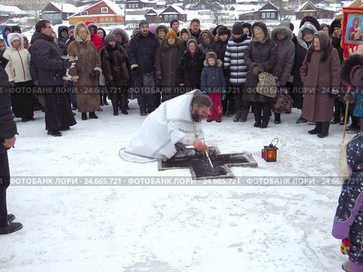 Освящение воды на местном водохранилище в праздник Крещения (2015 год). Редакционное фото, фотограф Владислав Сабанин / Фотобанк Лори