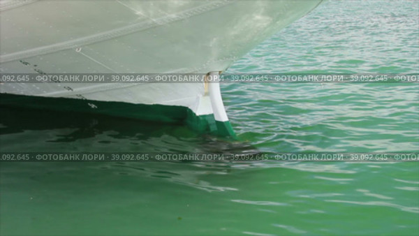 Отблески от морской воды отражаются от кормовой части корабля около рулевого механизма. Стоковое видео, видеограф Цыбин Вадим / Фотобанк Лори