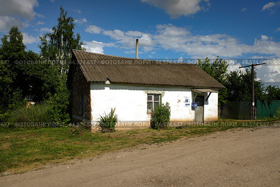 Отделение Почты России в поселке станции Топиллы, Рязанская область. Building of small post office of Russian post among rural landscape. Sunny summer view. (2021 год). Стоковое фото, фотограф Александр Кузнецов / Фотобанк Лори
