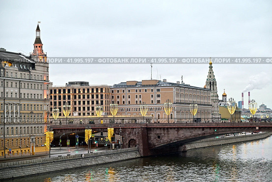 Отель "Балчуг Кемпински" на Раушской набережной. Город Москва (2023 год). Стоковое фото, фотограф Александр Тараканов / Фотобанк Лори