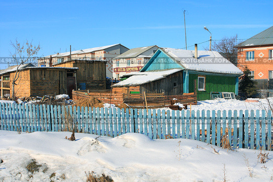Отель Кремень за деревенскими домами (2012 год). Редакционное фото, фотограф Анатолий Матвейчук / Фотобанк Лори