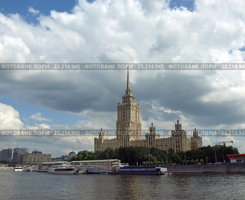 Отель «Рэдиссон Ройал, Москва» (гостиница "Украина"). Вид с Краснопресненской набережной. Москва (2016 год). Редакционное фото, фотограф Самойлова Екатерина / Фотобанк Лори