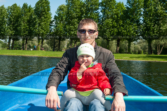 Отец катает маленькую дочь на лодке в парке. Стоковое фото, фотограф Кекяляйнен Андрей / Фотобанк Лори