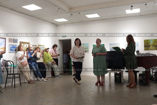 Открытие выставки наивных художников "Квартира" на Невском проспекте 60 Санкт-Петербург. Редакционное фото, фотограф Дмитрий Неумоин / Фотобанк Лори