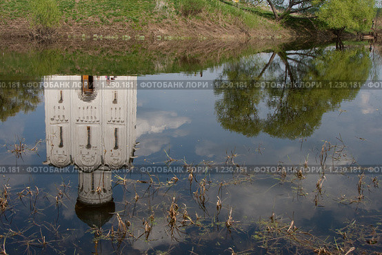 Отражение церкви Покрова на Нерли (2009 год). Редакционное фото, фотограф Ярослава Синицына / Фотобанк Лори