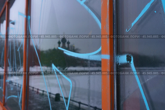 Отражение церкви в стекле (2019 год). Стоковое фото, фотограф YuryKara / Фотобанк Лори