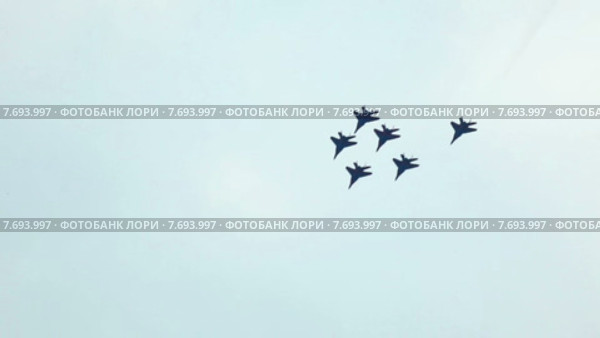 Отряд истребителей летает вместе. МАКС-2011. Редакционное видео, видеограф Гурьянов Андрей / Фотобанк Лори