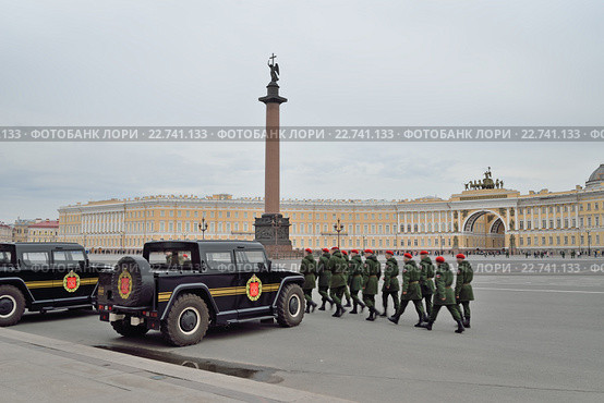 Оцепление на Дворцовой площади во время подготовки к параду победы в Петербурге (2016 год). Редакционное фото, фотограф Максим Мицун / Фотобанк Лори