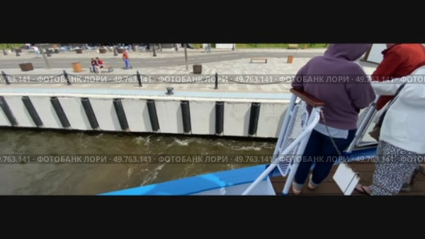 Отшвартовка круизного теплохода у Северного речного порта в Москве. Редакционное видео, видеограф Владимир Шипикин / Фотобанк Лори