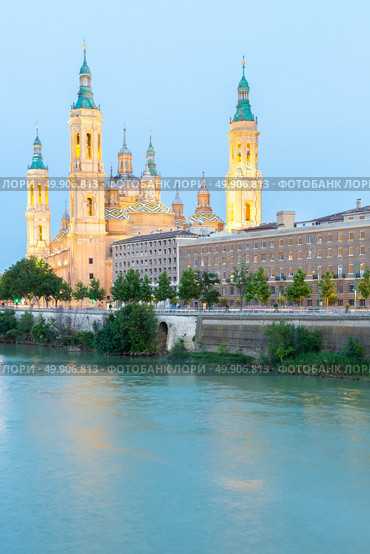 Our Lady of the Pillar Basilica with Ebro River at dusk Zaragoza, Spain. Стоковое фото, агентство Ingram Publishing / Фотобанк Лори