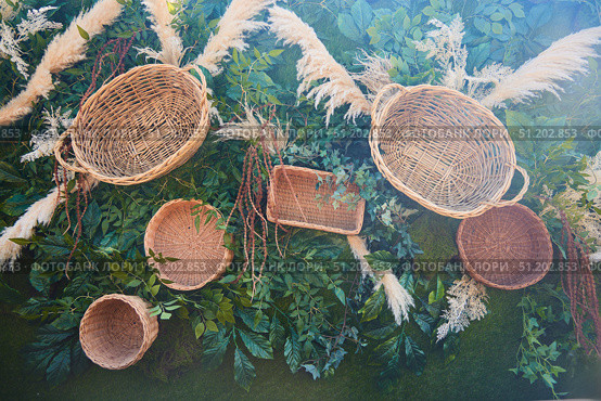 Outdoor decor made of wicker baskets. Стоковое фото, фотограф Наталия Кирсанова / Фотобанк Лори