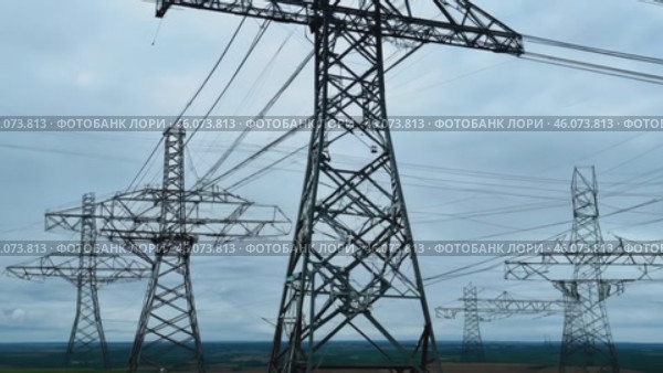 Overhead line pylons, high voltage pylons. Power transmission towers and lines at sunset. A shot of high voltage electric transmission tower, also known as electricity pylon. Стоковое видео, видеограф ALLA YURTAYEVA / Фотобанк Лори