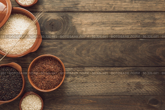 overhead view red brown white rice bowls wooden background. Resolution and high quality beautiful photo. overhead view red brown white rice bowls wooden background. High quality beautiful photo concept. Стоковое фото, агентство Ingram Publishing / Фотобанк Лори