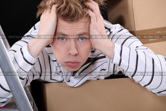 Overwhelmed man on moving day. Стоковое фото, агентство Ingram Publishing / Фотобанк Лори