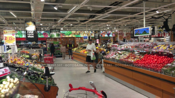 Овощной отдел в крупном сетевом шведском гипермаркете ICA Maxi. Швеция (2019 год). Редакционное видео, видеограф Кекяляйнен Андрей / Фотобанк Лори