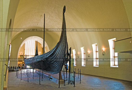 Озебергский корабль в Музее кораблей викингов. Осло. Норвегия (2010 год). Редакционное фото, фотограф Румянцева Наталия / Фотобанк Лори