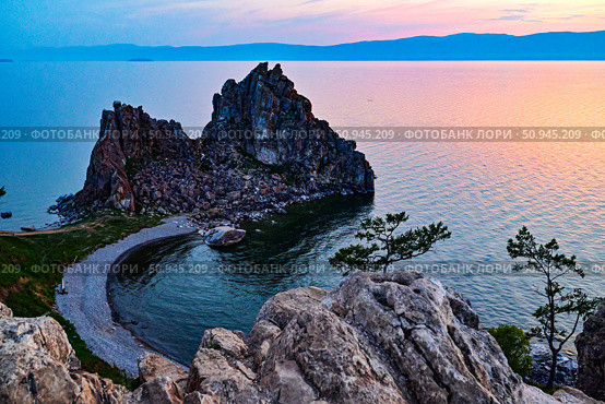 Озеро Байкал. Остров Ольхон. Скала Шаманка вечером. Стоковое фото, фотограф Александр Тараканов / Фотобанк Лори