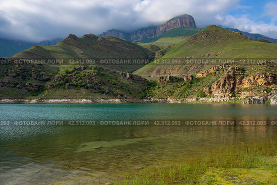 Озеро Гижгит в горном пейзаже. Кабардино-Балкария (2023 год). Стоковое фото, фотограф Анна Карасева / Фотобанк Лори