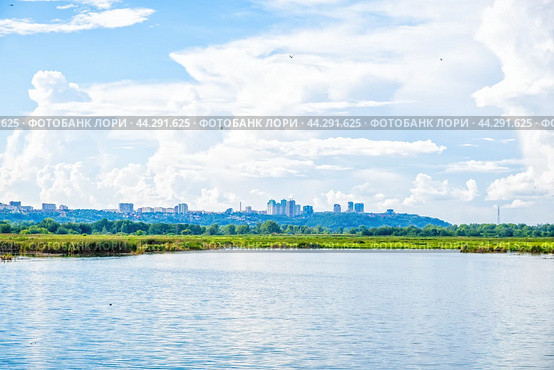 Озеро на фоне города на холме (Нижегородская станция аэрации) Стоковое фото, фотограф Илья Старков / Фотобанк Лори