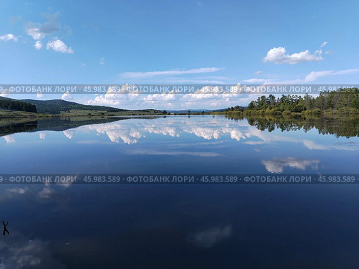 Озеро с отражением неба и облаков. Стоковое фото, фотограф Елена Забелина / Фотобанк Лори