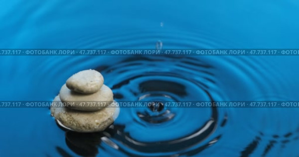 Падающая капля воды в голубую воду с пирамидой из белых камней. Фон в стиле дзен. Стоковое видео, видеограф Александр Собко / Фотобанк Лори