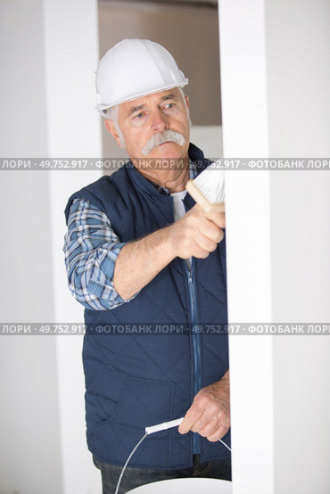 painter applying a coat on the wall. Стоковое фото, агентство Ingram Publishing / Фотобанк Лори