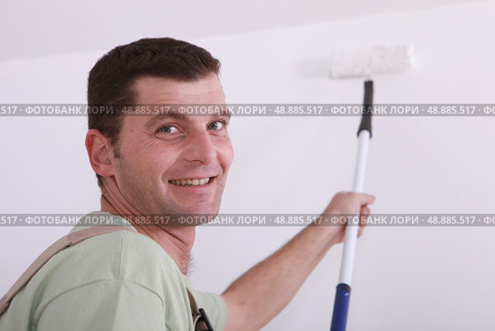 Painter with roller. Стоковое фото, агентство Ingram Publishing / Фотобанк Лори