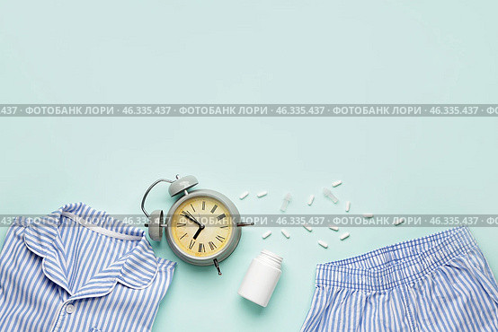 Pajamas, alarm clock and sleeping pills on color background. Стоковое фото, фотограф Pixel_shot / Фотобанк Лори