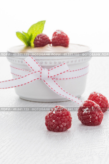 Paleo Diet Style Dessert Made of Dark Chocolate, Eggs and Coconut Milk. Стоковое фото, агентство Ingram Publishing / Фотобанк Лори