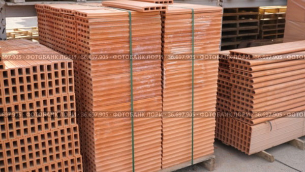 Pallets with bricks in a warehouse of a brick factory. Стоковое видео, видеограф Яков Филимонов / Фотобанк Лори