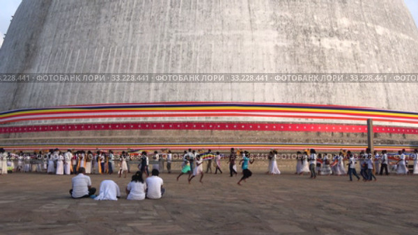 Паломники у подножия дагобы Ruwanweli Maha Seya. Анурадхапура, Шри-Ланка (2020 год). Редакционное видео, видеограф Виктор Карасев / Фотобанк Лори