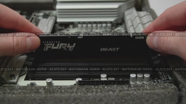 Пальцы человека ставят модуль оперативной памяти Kingston Fury в специальный слот на материнской плате (2024 год). Редакционное видео, видеограф Sergei Gorin / Фотобанк Лори