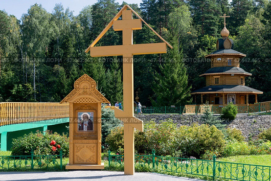 Памятный крест. Серафимовский источник, открытый преподобным Серафимом Саровским близ Дивеево (2024 год). Редакционное фото, фотограф Pukhov K / Фотобанк Лори