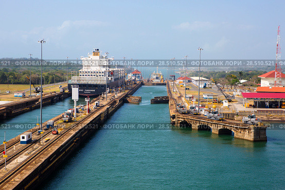 Панамский канал. Трехкамерный шлюз «Gatun» (Гатун). (2016 год). Редакционное фото, фотограф Галина Савина / Фотобанк Лори