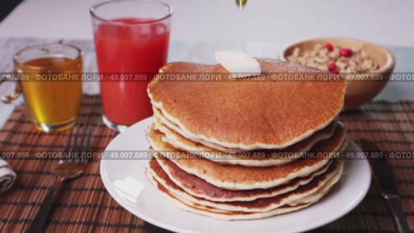 Pancake breakfast with honey and granola video. Стоковое видео, видеограф Jose Leonardo Marino Coronado / Фотобанк Лори