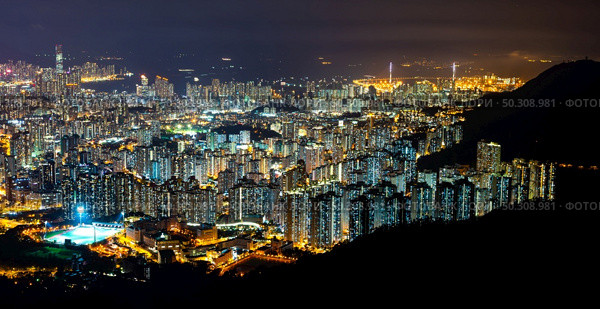 panorama cityscape view of Hong Kong at night, the atmosphere of night lights in the city of the harbor, trade, transportation and international export. panorama cityscape view of Hong Kong at night, the atmosphere of night lights in the city of the harbor, trade, transportation and international export of China. Стоковое фото, агентство Ingram Publishing / Фотобанк Лори