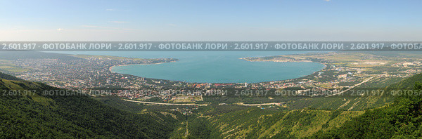 Панорама Геленджика с горного хребта Маркотх. Стоковое фото, фотограф Игорь Архипов / Фотобанк Лори