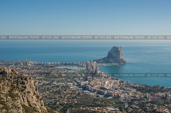 Панорама города Кальпе ( Calp ), Испания. Вид на побережье, гавань, озеро и утес Ифач (Ifach ). Снимок сделан с вершины горы недалеко от города. (2016 год). Стоковое фото, фотограф Дымов Игорь / Фотобанк Лори