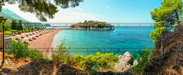 Panorama of the beach and the island of Sveti Stefan. Стоковое фото, агентство Ingram Publishing / Фотобанк Лори