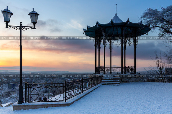 Panorama of the park and the city of Pyatigorsk on a frosty winter evening (2023 год). Стоковое фото, фотограф Юлия Белоусова / Фотобанк Лори