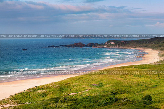 panorama of White Park Bay, Ballycastle, County Antrim, Northern Ireland. panoramic view of White Park Bay near Ballycastle, County Antrim along the Giants Causeway Coastal Route, Northern Ireland. Стоковое фото, агентство Ingram Publishing / Фотобанк Лори