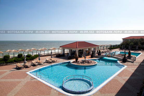 Панорама Отеля «Sun Resort» на первой линии Бердянской Косы, на побережье Азовского моря. Бердянск. Запорожская область. Редакционное фото, фотограф Сергей Афанасьев / Фотобанк Лори