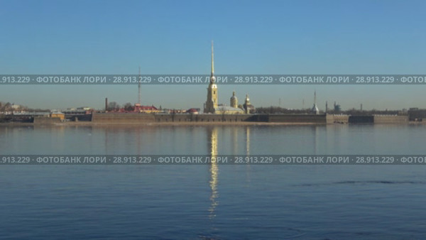 Панорама Петропавловской крепости солнечным апрельским утром. Санкт-Петербург, Россия (2018 год). Стоковое видео, видеограф Виктор Карасев / Фотобанк Лори