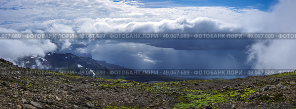 Панорама Рейдарфьордура (Reydarfjordur ), крупнейшего фьорда. Восточная Исландия. Вид с горы Наттмаланьюкур (Nattmalahnjukur ) Стоковое фото, фотограф Дымов Игорь / Фотобанк Лори