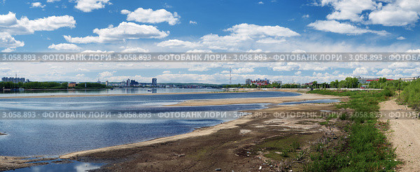 Панорама реки Амур между китайским городом Хэйхэ (слева) и российским городом Благовещенском (справа) (2011 год). Стоковое фото, фотограф Михаил Марковский / Фотобанк Лори