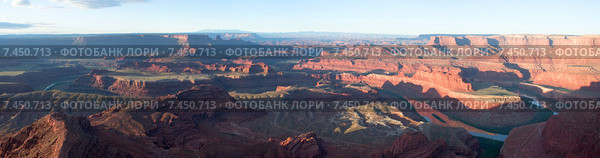 Панорама со смотровой площадки на долину реки Колорадо рано утром. Dead Horse Point State Park, штат Юта, США (2015 год). Стоковое фото, фотограф Ирина Кожемякина / Фотобанк Лори