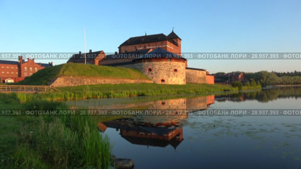 Панорама старинной крепости города Хямеенлинна ранним июльским утром. Финляндия (2018 год). Стоковое видео, видеограф Виктор Карасев / Фотобанк Лори