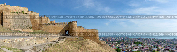 Панорама старинной крепости с видом на город Дербент. Республика Дагестан (2024 год). Стоковое фото, фотограф Анна Карасева / Фотобанк Лори